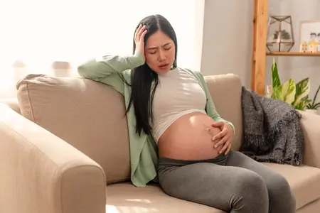 young-pregnant-woman-suffering-labor-pain