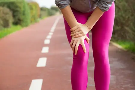 female-jogger-injures-her-knee-while-jogging