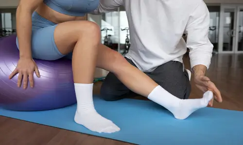 therapist-explaining-knee-pain-therapy-to-a-patient