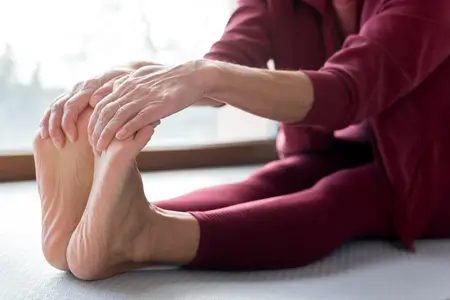 stretching-feets-to-reduce-heel-spur-pain